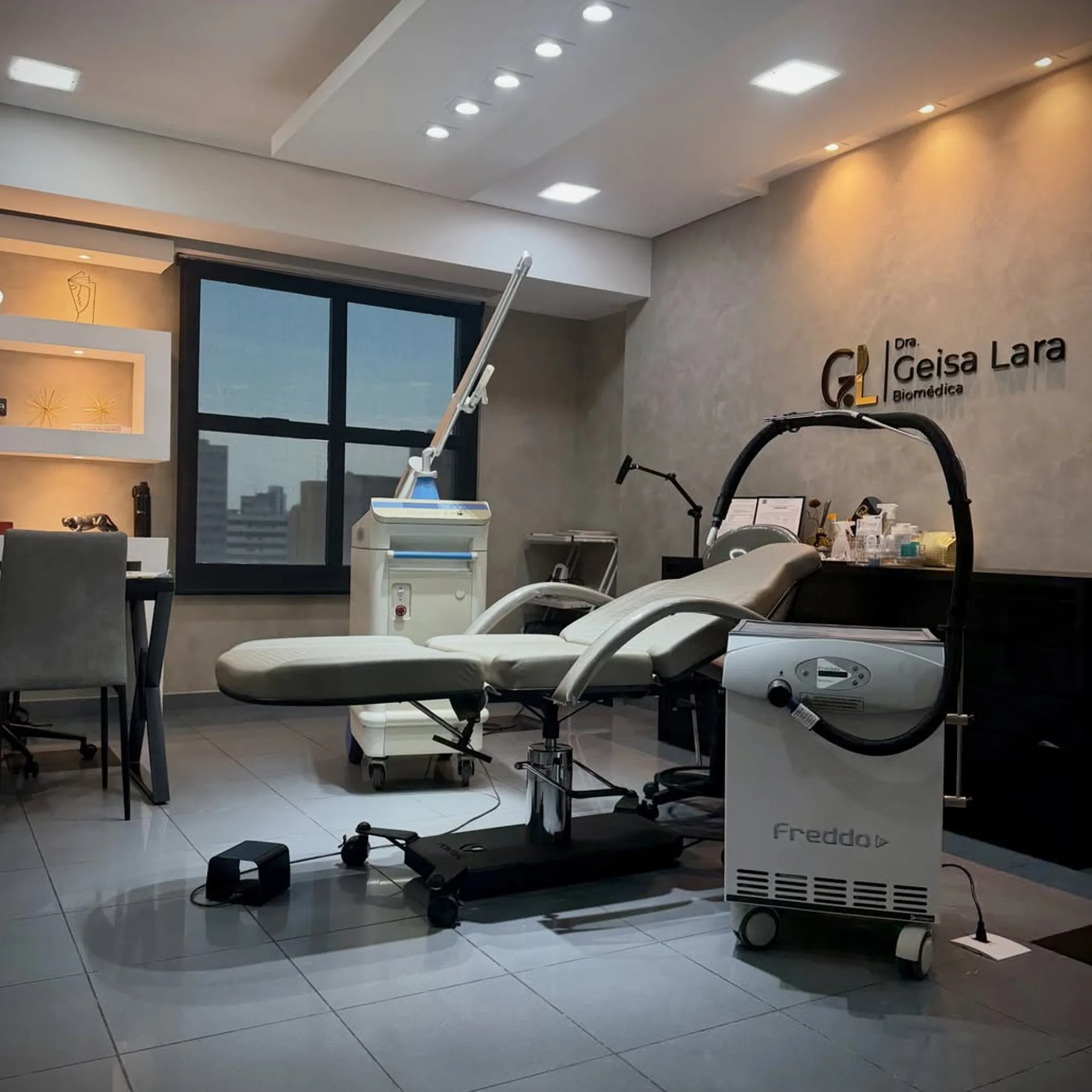 hands applying cold compress after tattoo removal